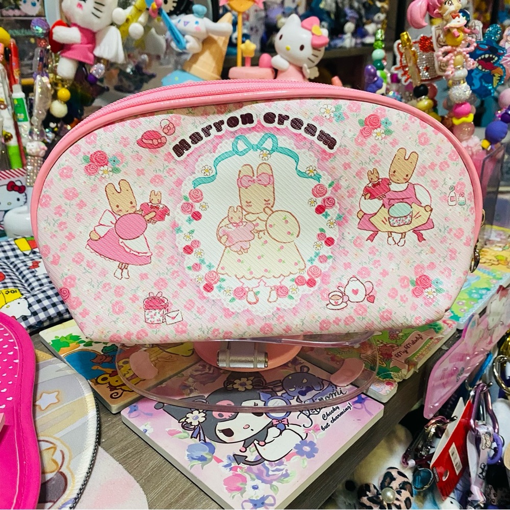 Marroncream makup pouch